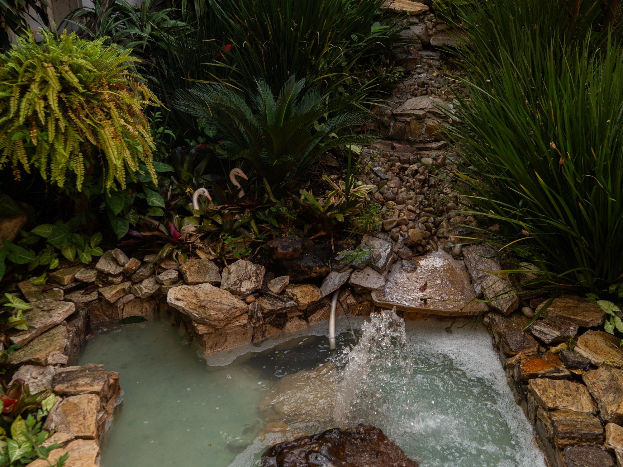 Chafariz de pedra no jardim da Tsuru