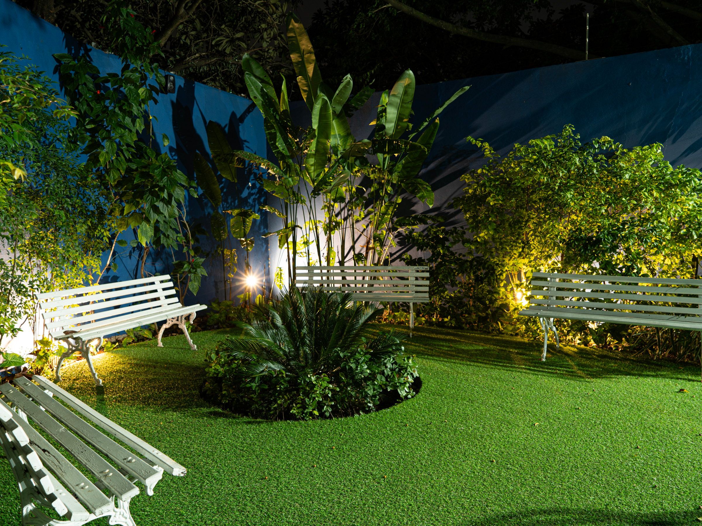 Jardim do Residencial Espaço Saúde iluminado à noite